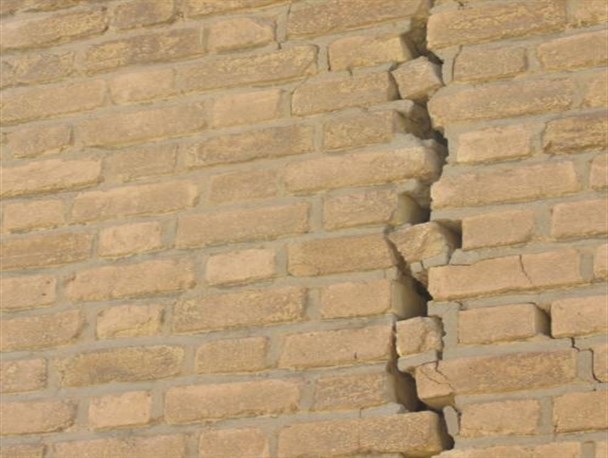 آموزش چندپایه،فرصت یا تهدید /چاه بدون حفاظ و دیوارهای در حال سقوط امکانات یک مدرسه محروم