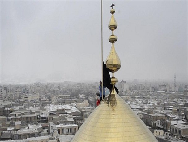 پرچم سیاه عزای امام حسین(ع) بر گنبد طلایی حسینیه اعظم زنجان به اهتزاز در می آید