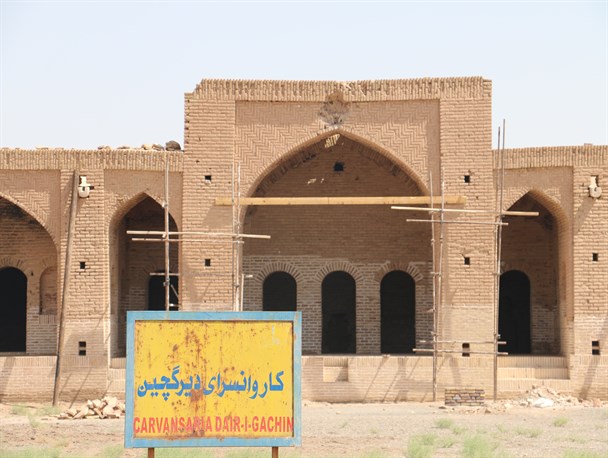 نگین زیبای دیر گچین در دل کویر قم + تصاویر