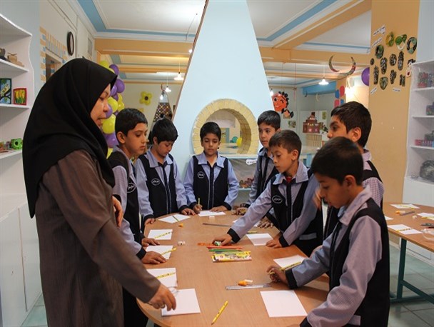 کودکان کرمانی همراه با برنامه های شاد هفته جهانی کودک/ تصاویر