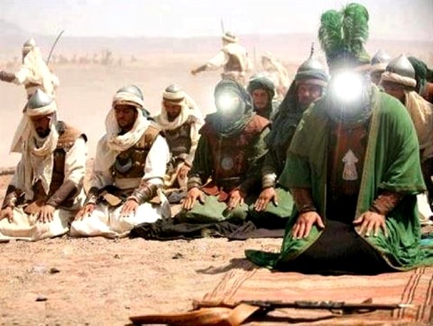 اقامه نماز ظهر عاشورا با حضور 350 روحانی در امامزادگان مازندران