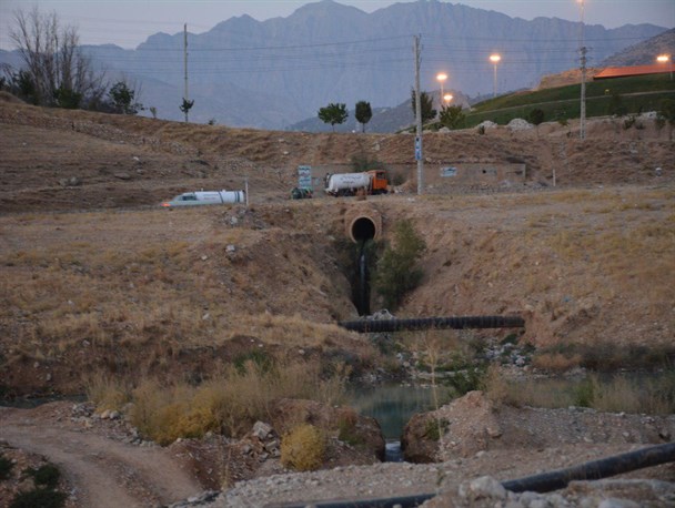 سکوت مسئولان و ورود فاضلاب عفونی بیمارستان امام سجاد(ع) یاسوج به رودخانه بشار+ تصاویر