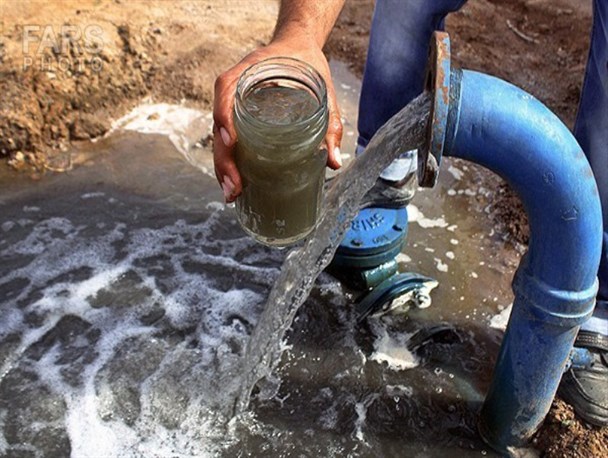 خارج شدن کِرم 25 سانتی عجیب از لوله آب اهالی روستای ده برآفتاب + فیلم