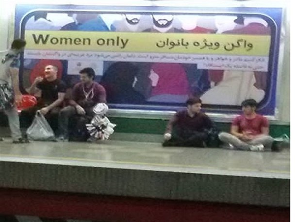 حضور مردان دست‌فروش در واگن بانوان / ضرورت اقدام مسئولان برای ساماندهی مترو