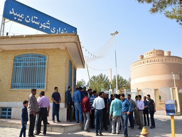 تجمع کارگران یکی از کارخانجات کاشی میبد در اعتراض به عدم دریافت حقوق