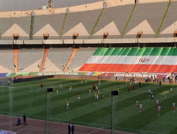 انتخابی جام جهانی فوتبال| کره‌ای‌ها زودتر از یوزها به چمن آزادی رسیدند/ پرچم ایران جای تماشاگران را گرفت+عکس