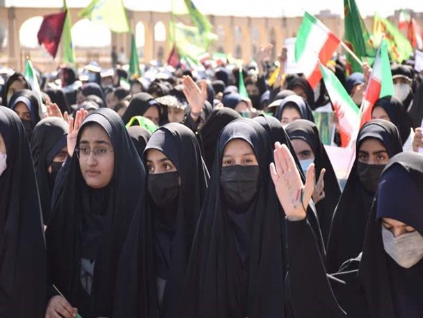 دشمنان کرامت و منزلت بانوان را هدف گرفته اند/ چادر برای حفظ زیبایی های زن است