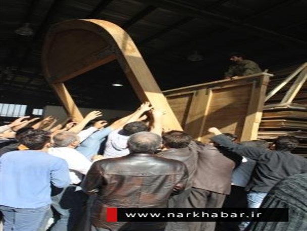 تصاویر/ انتقال درب حرم حضرت عباس (ع)به ساوه