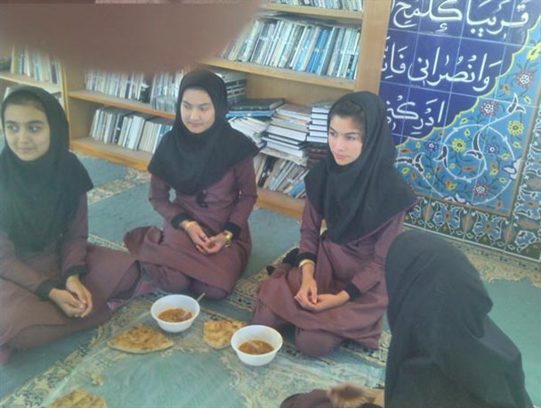 پخت آش نذری در مدرسه بنت الهدی و حضرت معصومه گمیشان + تصاویر