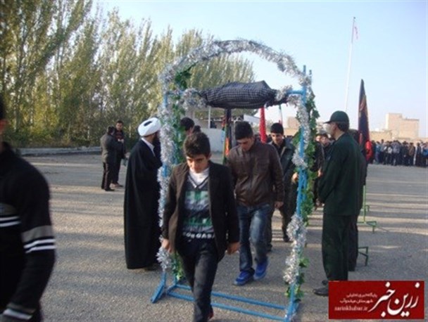 کاروان 400 نفره دانش آموزان میاندوآبی عازم مناطق عملیاتی شمال غرب شد