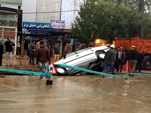 شیرجه پژو به داخل کانال در نورآباد+ عکس