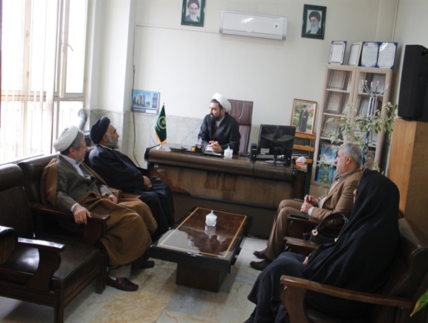 خانواده معظم شهدا و ایثارگران پرچمداران قرآن و عمل به آن هستند