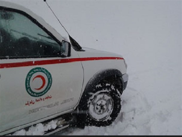 امدادرسانی به 12 خودرو گرفتار شده در برف و کولاک
