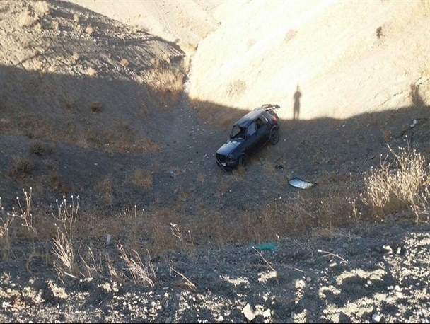 سقوط یک دستگاه خودرو سواری به ته دره در محور ازگله+ تصویر