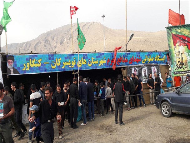 پذیرایی از زائران بازگشته از سفر کربلا در ایستگاه صلواتی شهدای مدافع حرم+تصاویر