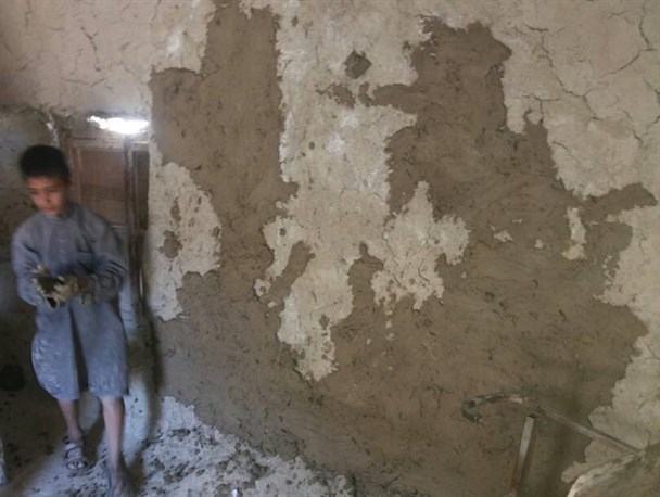 بهسازی مدرسه کاه گلی روستای "گزن بالا"توسط دانش آموزان ابتدایی/مدارس بم پشت چشم انتظار نگاه پر عطوفت گروه های جهادی+ تصاویر