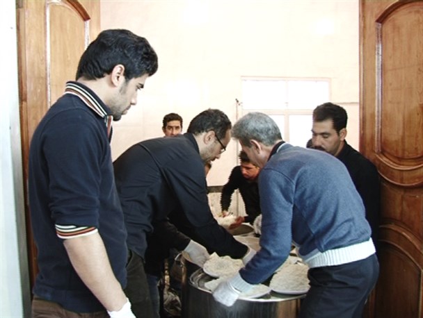 برپایی سفره احسان و نذری به مناسبت رحلت نبی اکرم(ص)در گیوی