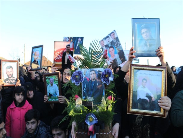 مراسم هفتمین روز زائران کربلایی جانباخته حادثه سقوط مینی بوس برگزار شد/ حضور و همدردی مردم روستاهای دیگر چشم‌نواز بود