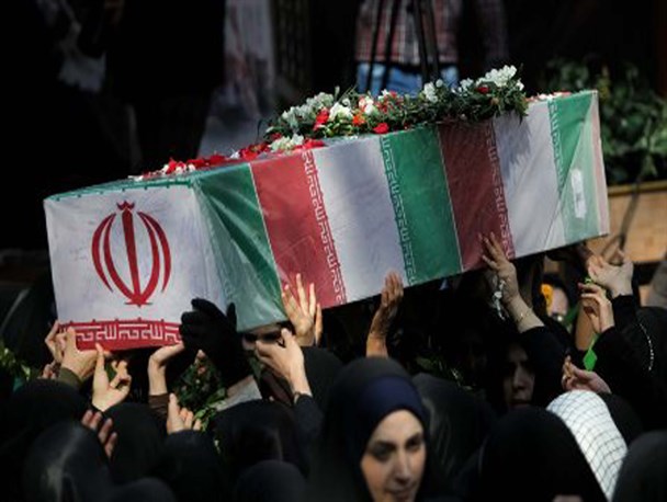 مادر سرداران جلال و جمال کاوند در کنار فرزندان شهیدش آرام گرفت