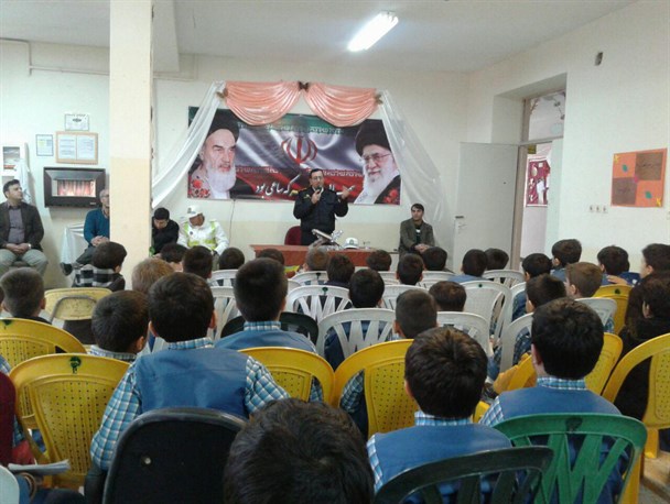 آموزش قوانین راهنمایی و رانندگی به دانش آموزان سنقروکلیایی