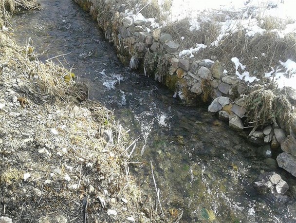 چشمه خواری در یک از روستاهای شهرستان دماوند!