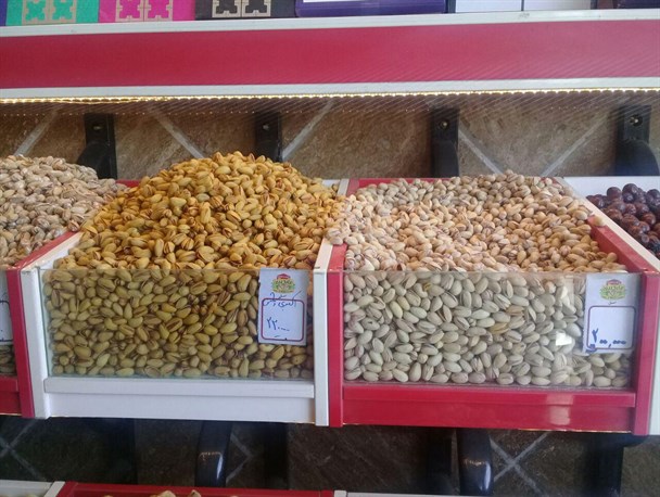 دیدن این تصاویر برای بیماران قلبی توصیه نمی شود!/آجیل از محفل شب یلدای یزدی‌ها پر می کشد؟!