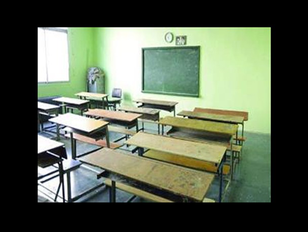 پدر یک دانش آموز در رودبار معلم مدرسه را به باد کتک گرفت!