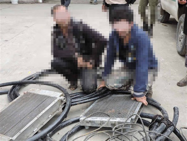 متاسفانه با سرقت کابل‌های برق البرز در طول روز مواجهیم/ سارقان حرفه‌ای شده‌اند؛ روشنایی‌های معابر فاز ندارند!