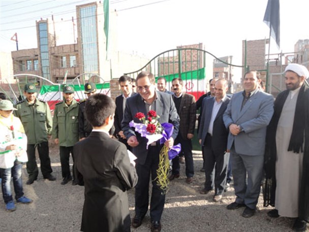 هدیه 50 میلیون ریالی بانک رفاه برای تجهیز دبستان علم و ایمان+عکس