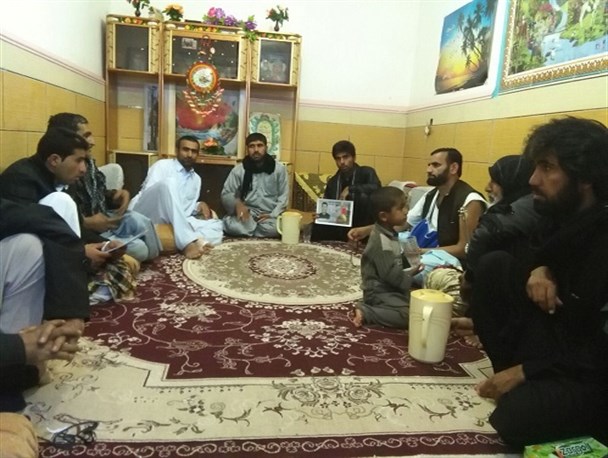 دیدار همرزمان شهید پرویز بامری پور شهید مدافع اسلام ناب محمدی با خانواده این شهید+ تصاویر