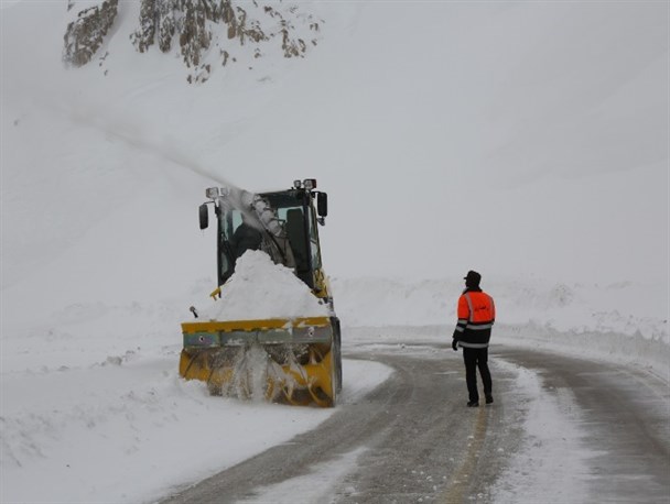 تردد در گردنه‌های برف‌گیر چهارمحال و بختیاری با زنجیرچرخ امکان‌پذیر است+تصاویر