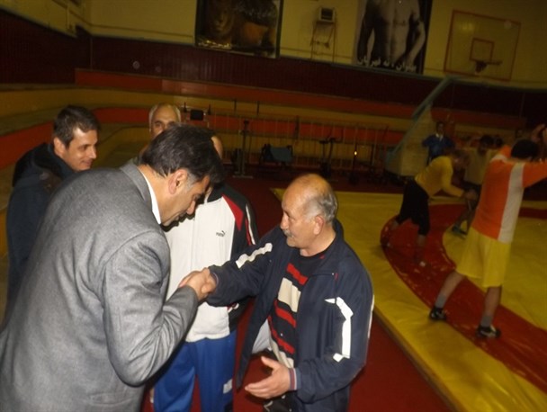بوسه های مهر یک مدیر بر دستان پیشکسوت کشتی
