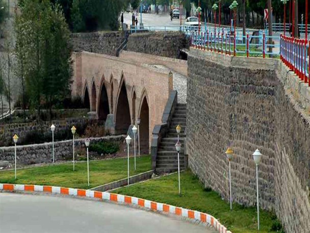 پل قرمز نیر آمیزه ای از معماری عهد صفوی