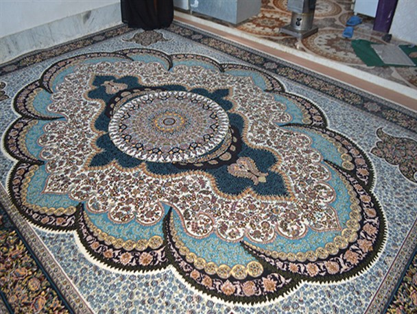اهدا ۲ تخته فرش به مددجویان کمیته امداد در سپیدان