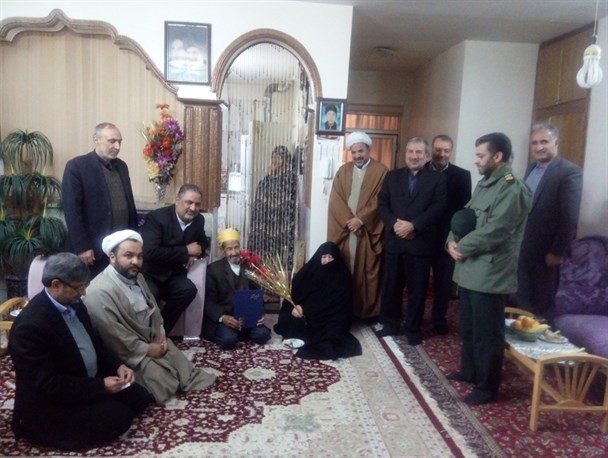 همه ما باید خدمتگذار خانواده‌های شهدا و ایثارگران باشیم