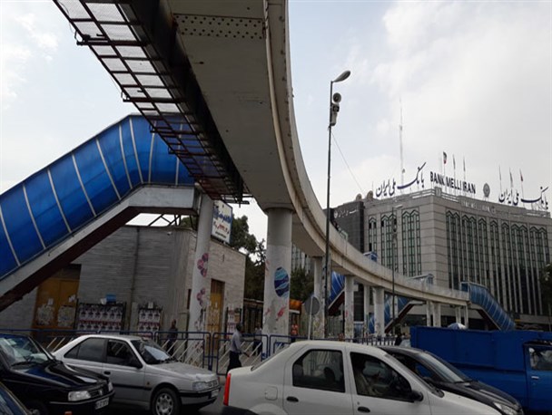 پل برقی میدان آزادی سنندج؛ تکه آهنی بی خاصیت که یک و نیم میلیارد اعتبار را بلعید!