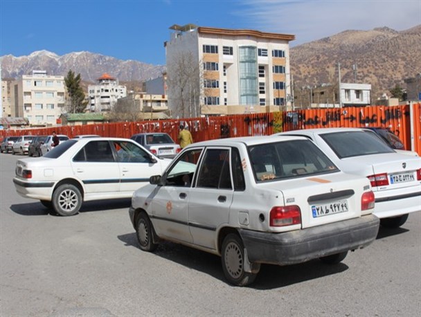 مرگ تدریجی قانون در پایتخت طبیعت ایران / سرگردانی خودروها در شهر بدون پارکینگ + تصاویر