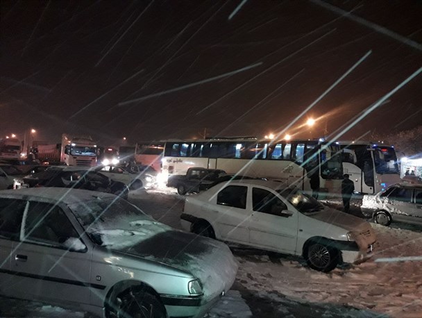 محور تربت حیدریه به مشهد همچنان مسدود است/ آمادگی سپاه برای اسکان اضطراری مسافران گرفتار در برف/ عوامل امدادی در حال هدایت مسافران گرفتار در برف به داخل شهر
