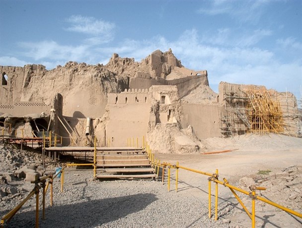 بازسازی بزرگترین سازه خشتی جهان ادامه دارد/ برج کلاه فرنگی بر خط آسمان بم پدیدار می‌شود+عکس