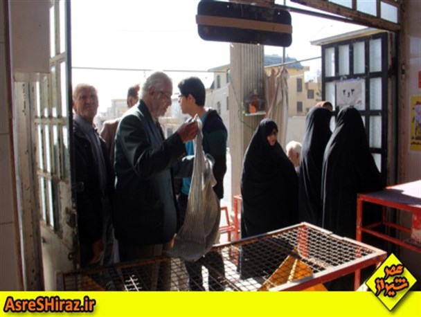 پخت و توزیع نان صلواتی بمناسبت دهه فجر در شمالغرب شیراز + تصاویر