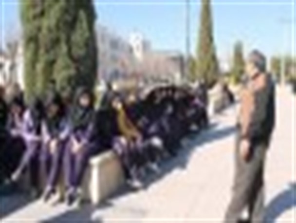 دانش آموزان دختر فارس با اتوبوس انقلاب از محل مبارزات انقلابی شیراز دیدن کردند