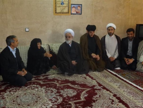 دیدار نماینده ولی فقیه در استان ایلام با خانواده شهدای سیروان به مناسبت گرامیداشت دهه فجر + تصویر