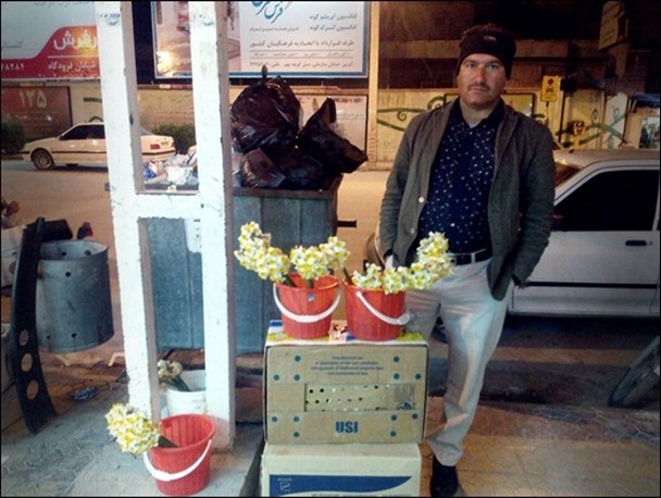 لبخند مردم را با هیچ چیزی عوض نمی کنم/از خداوند می خواهم گل های من گره گشای یک مشکل باشد+تصاویر