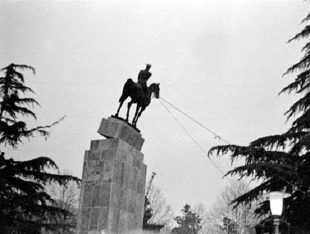شاهی درون چاه
