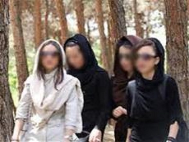 پوشش بدن نما و چهره رنگارنگ دختران ارزش وجودی آنها را کاهش می دهد
