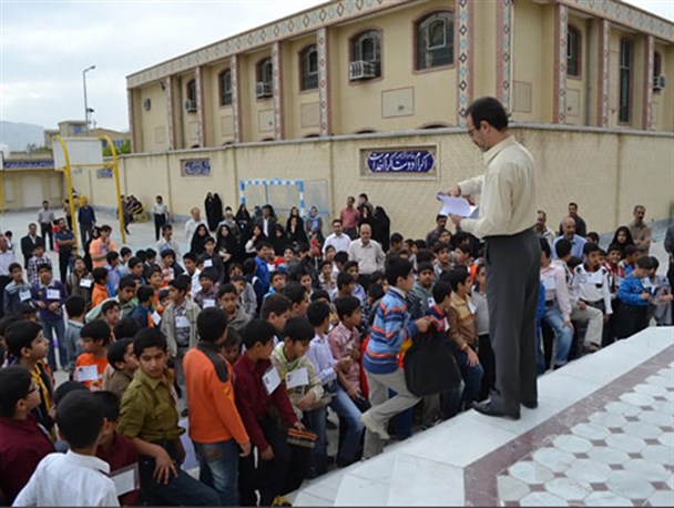 برگزاری جشنواره «هم‌قدم در کوچه‌های انقلاب» در مدارس لارستان + پوستر