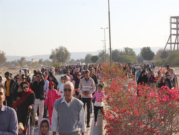همایش پیاده روی خانوادگی در پارسیان/بلیط هایی که از پشت سیم خاردار به شرکت کنندگان رسید