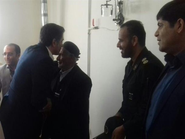 بوسه گرم معاون تقنینی معاونت امور مجلس رئیس جمهوری بر پیشانی پدر سردار شهید بابادی