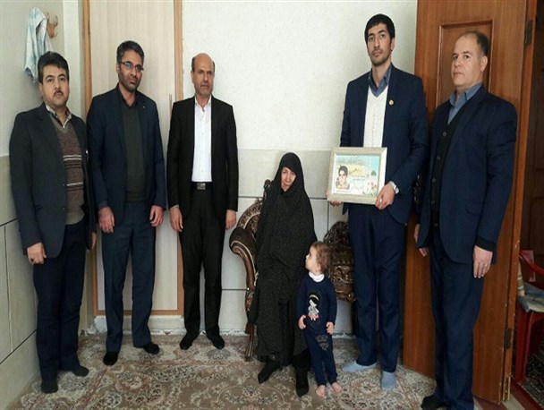 دیدار مسئولان و دانش آموزان برخوار با خانواده شهدا