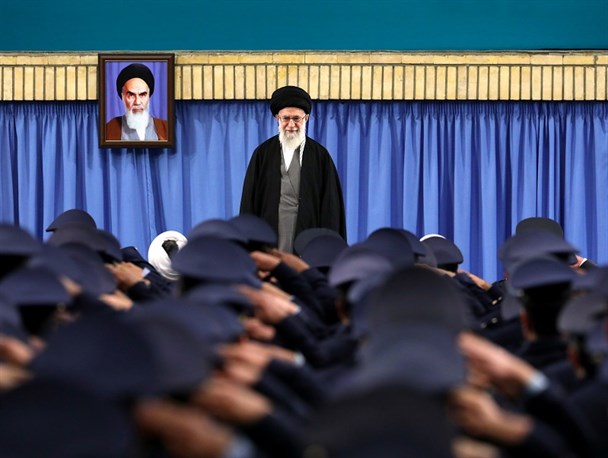 نیویورک تایمز: تشکر رهبر عالی ایران از ترامپ برای نشان دادن چهره واقعی آمریکا/ الجزیره: سخنرانی آیت‌الله خامنه‌ای پاسخ کوبنده به قانون منع سفر و تهدیدات آمریکا بود/ بلومبرگ: رهبر ایران پاسخ دشمنی ترامپ را در سالروز انقلاب [اسلامی] داد